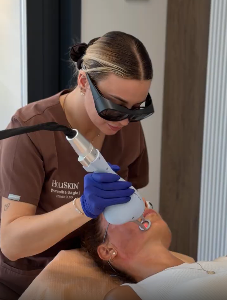 Laser Tulowy oryginalny błękitny w Gdańsku z Holiskin efekt baby face - warto wybrać tę klinikę ponieważ mają doświadczenie dermatologiczne i wysokie oceny pacjentów.